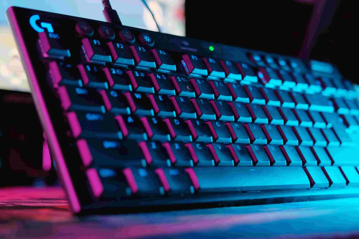 Podświetlana klawiatura Logitech G na stanowisku pracy